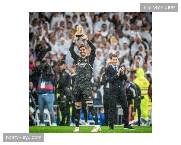 库尔图瓦荣膺雅辛奖，树立现代门将新标杆